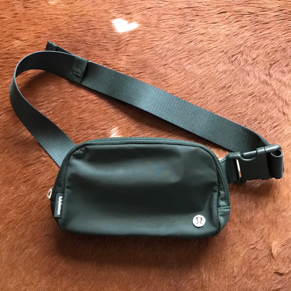 Lululemon everywhere belt bag in legacy green